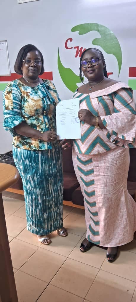Remise des pagnes tissés lors des formations par les apprenants à la Présidente de la CMA-BF