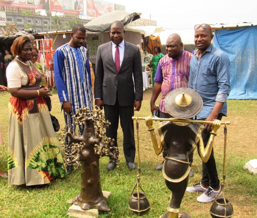 Visite des stands des artisans burkinabè par les Officiels à l'occasion de la Can à Abidjan 